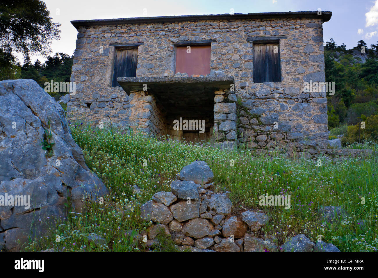 Maison typique en pierre dans la campagne à l'aube Banque D'Images