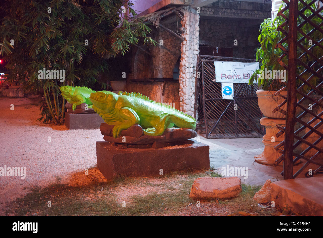 Des statues à l'extérieur de l'iguane Hotel Tulum Banque D'Images