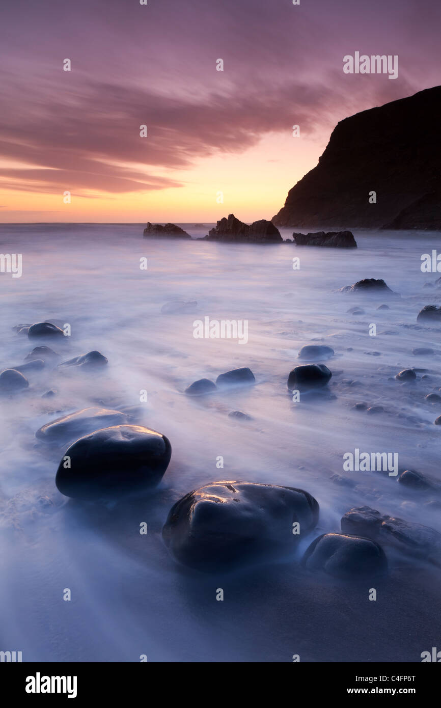 Crépuscule sur la plage au nord des Cornouailles sur l'Duckpool Côte, Cornwall, Angleterre. Printemps (mars) 2011. Banque D'Images