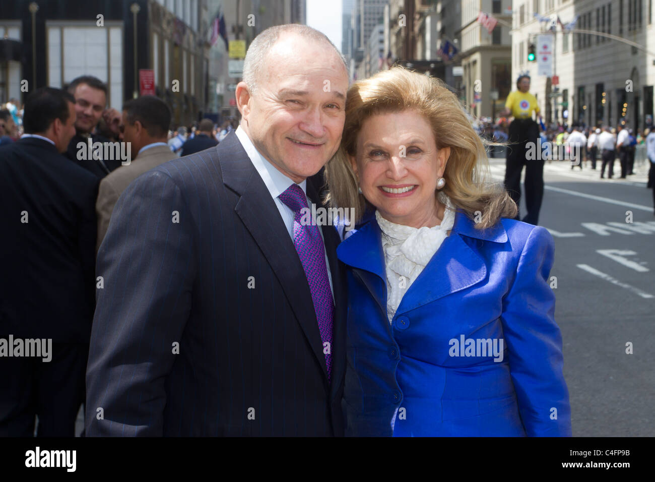 Commissaire de police de la ville de New York Raymond W. Kelly avec la députée Carolyn B. Maloney à la parade de 2011 Israël Banque D'Images