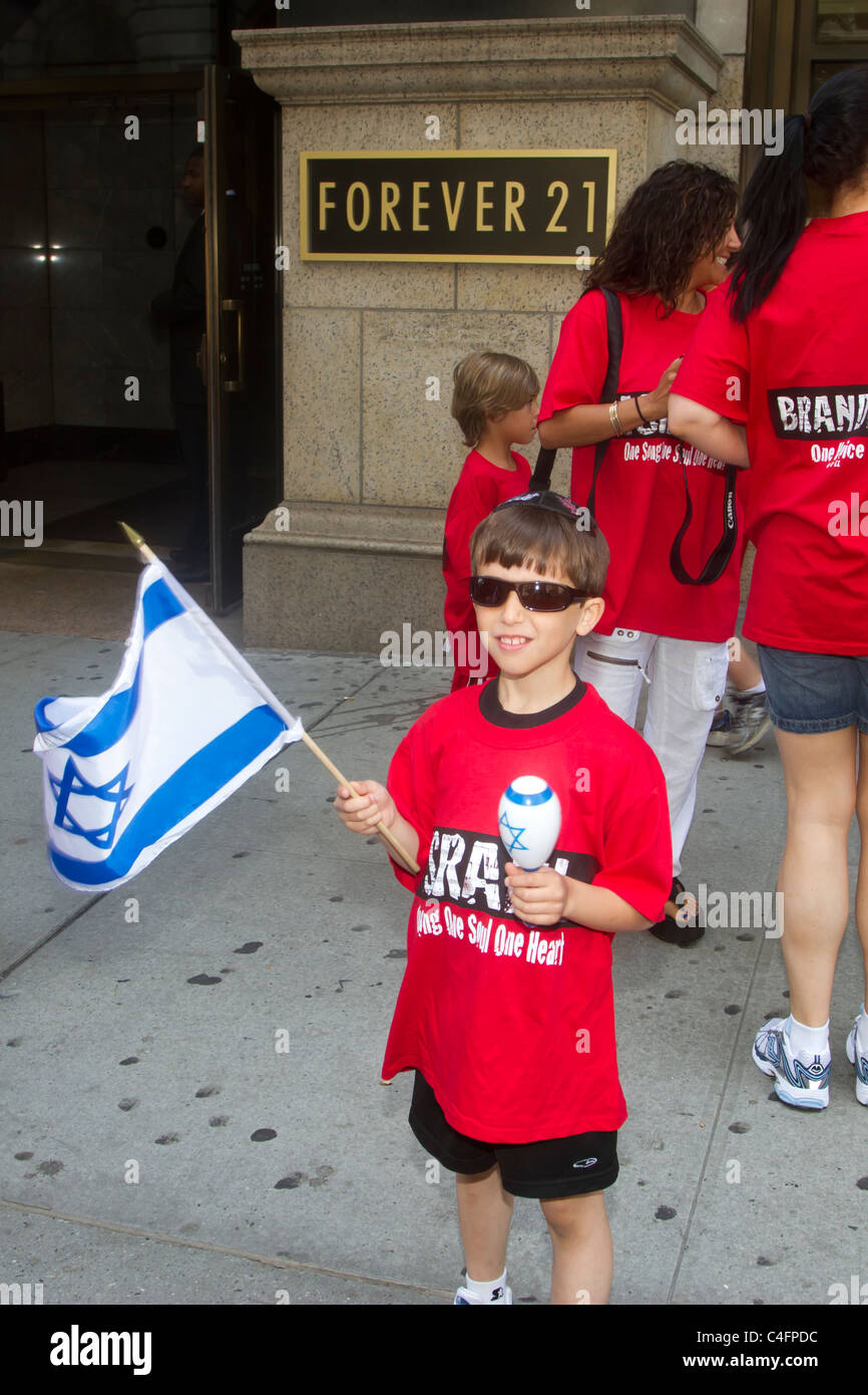 Jeune garçon agitant drapeau israélien à la 37e Fête annuelle Israël Day Parade à New York le 5 juin 2011 Banque D'Images
