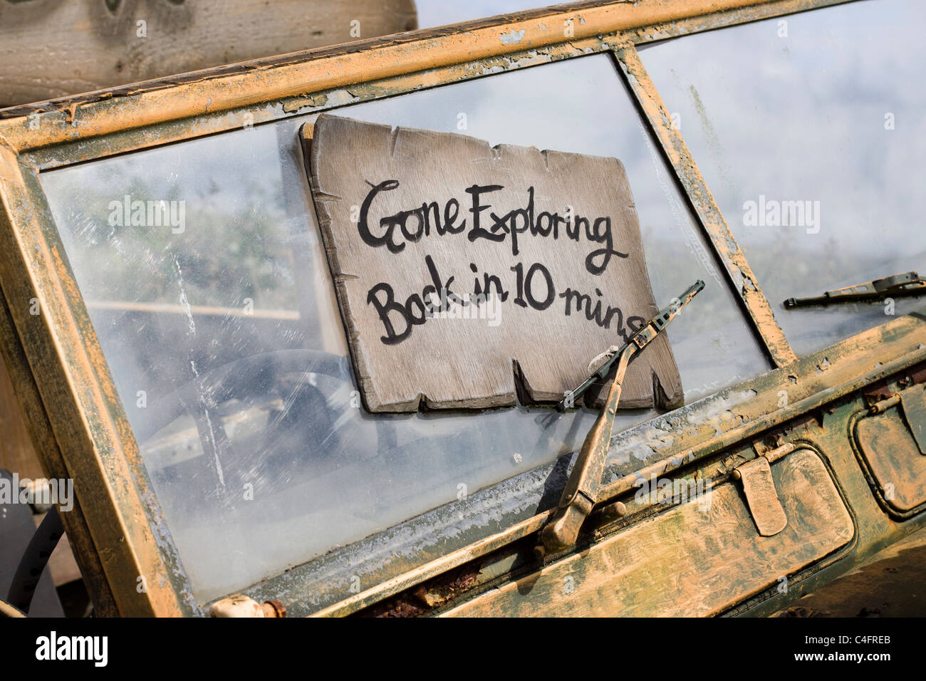 Un signe sur une fenêtre disant allé explorer Jeeps de retour dans 10 minutes Banque D'Images Un signe sur une fenêtre disant allé explorer Jeeps de retour dans 10 minutes Banque D'Images