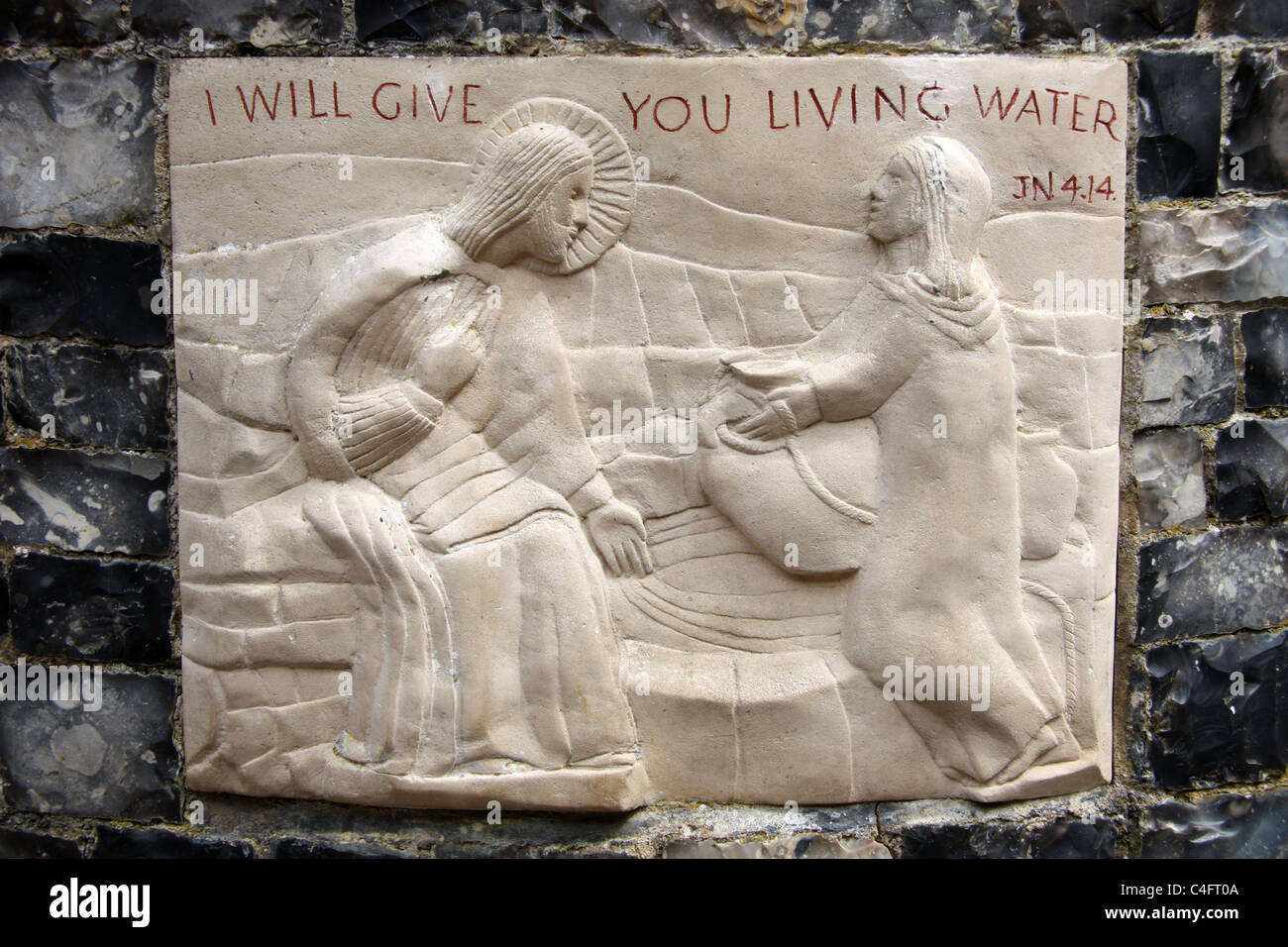 La sculpture sur pierre chrétien du baptême dans l'EISN script grec catholique et silex slipper Houghton chapelle St Giles Norfolk UK Banque D'Images