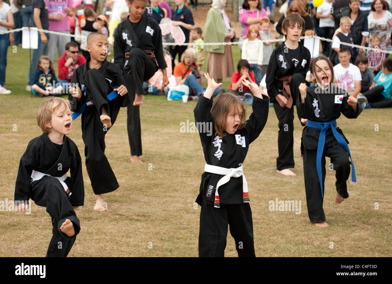 Les enfants d'une une démonstration de l'art martial coréen de Kuk Sool Won, Newmarket, Suffolk carnival UK Banque D'Images