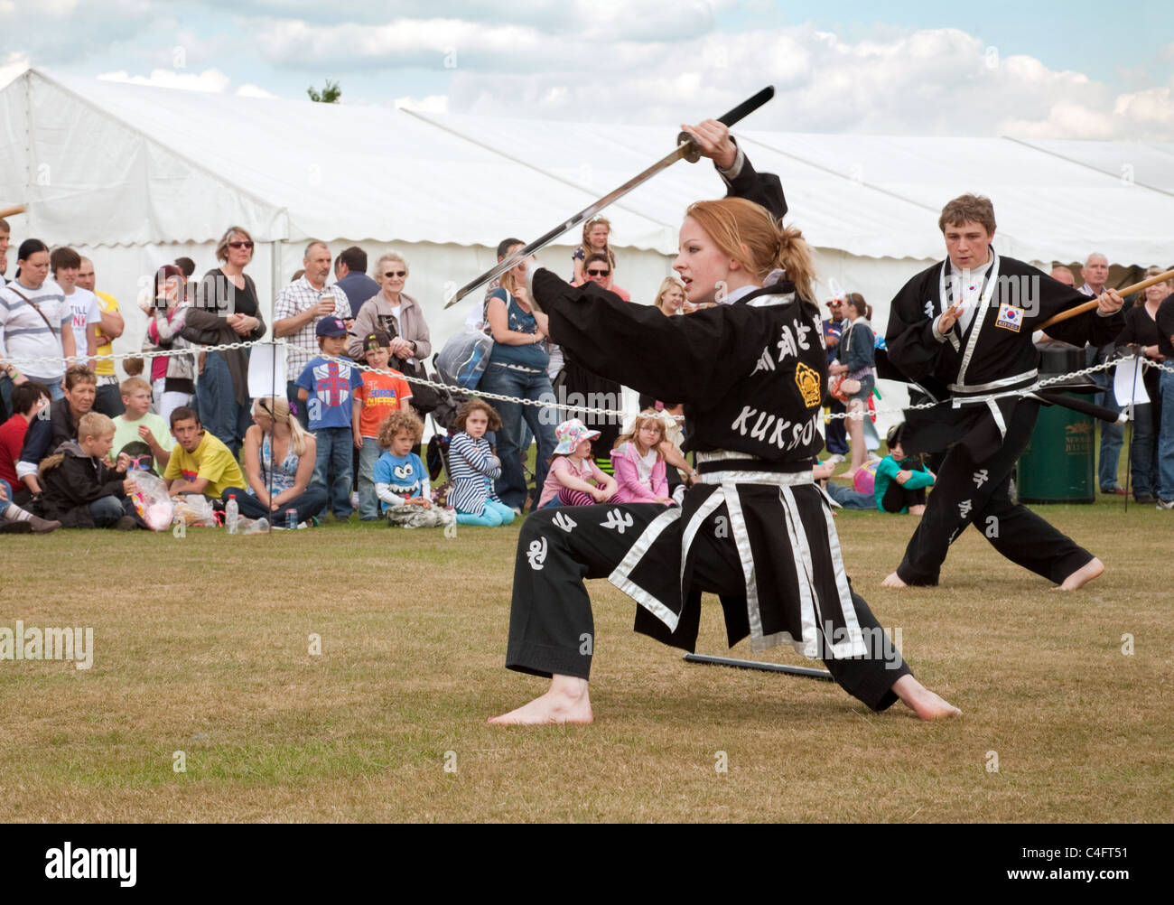 Une démonstration de l'art martial coréen de Kuk Sool Won, Newmarket, Suffolk carnival UK Banque D'Images