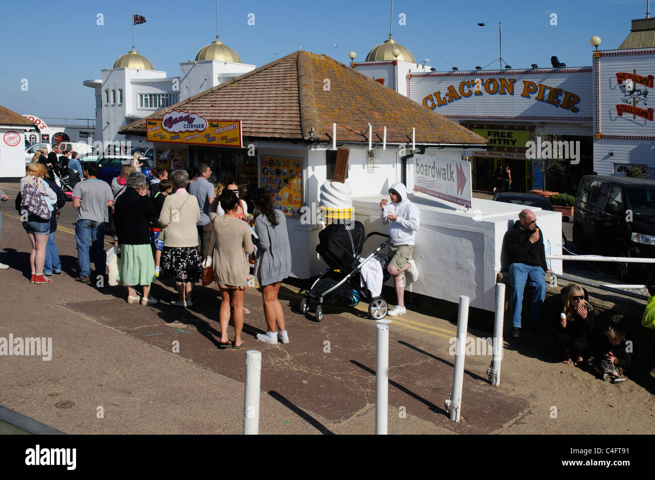 Les gens à l'extérieur d'un kiosque de crème glacée à côté de la jetée de Clacton, Clacton-on-Sea, Essex Banque D'Images