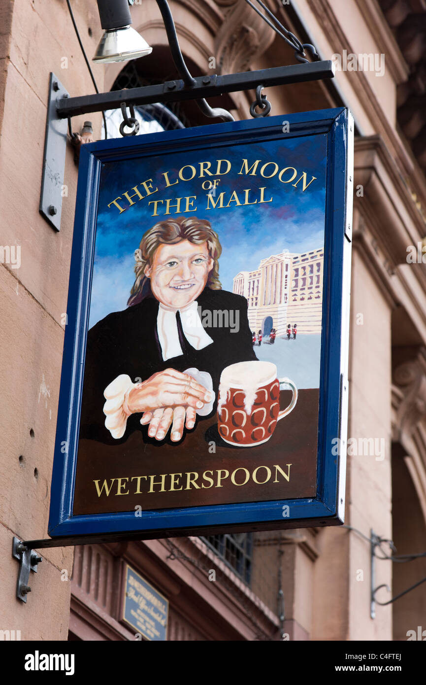 Enseigne de pub montrant portrait de Tim Martin, fondateur et président de JD Wetherspoon chaîne pub, Londres, UK Banque D'Images