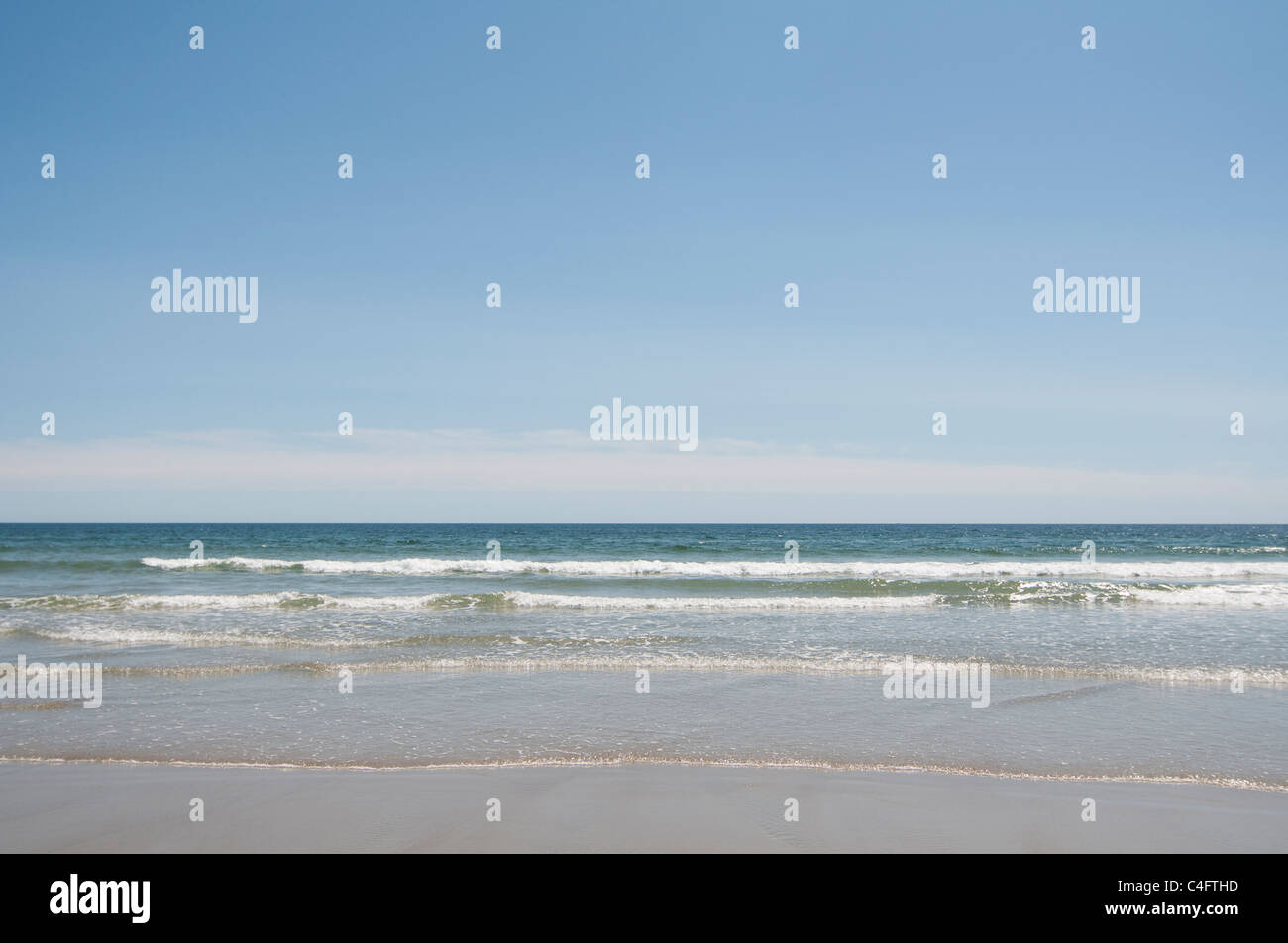 Échouent sur les vagues de la plage de sable d'Ogunquit, Maine, USA. Banque D'Images
