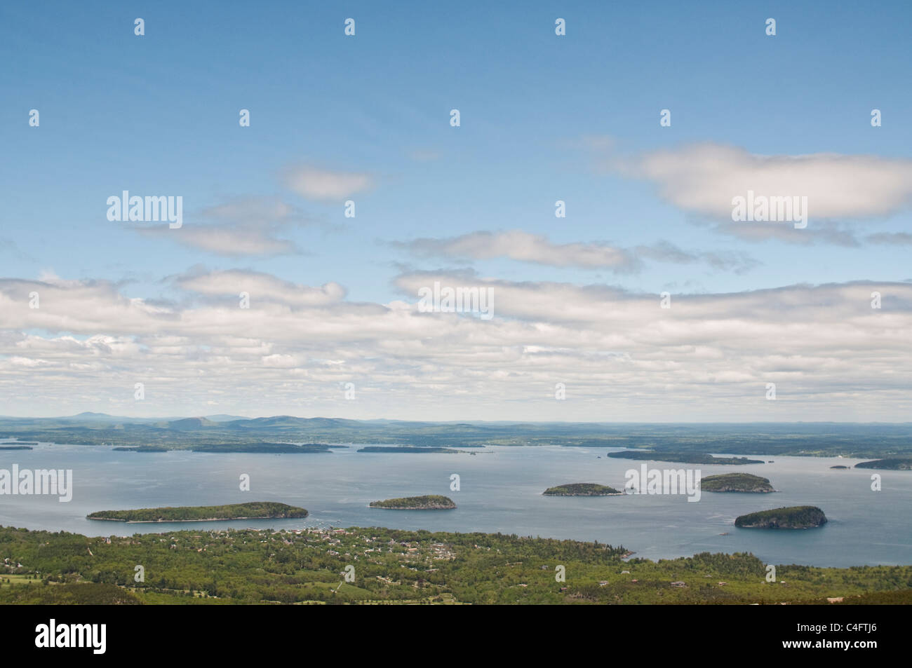 Vue depuis le chemin du sommet de Cadillac Mountain, surplombant le port de Bar à Bar Island et la Harde de Îles. Banque D'Images