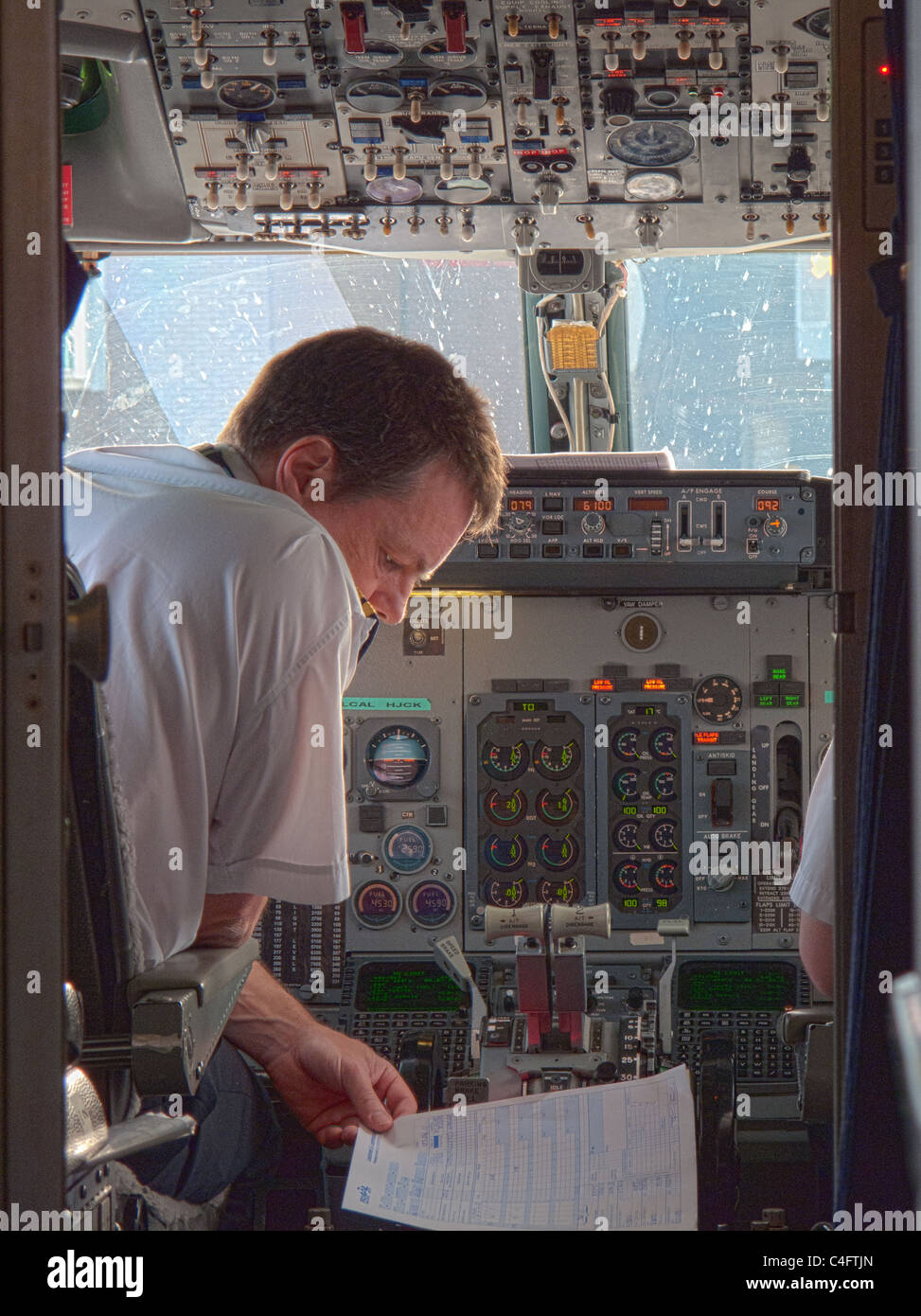 Lecture des graphiques dans le pilote du cockpit de l'avion avant le décollage Banque D'Images