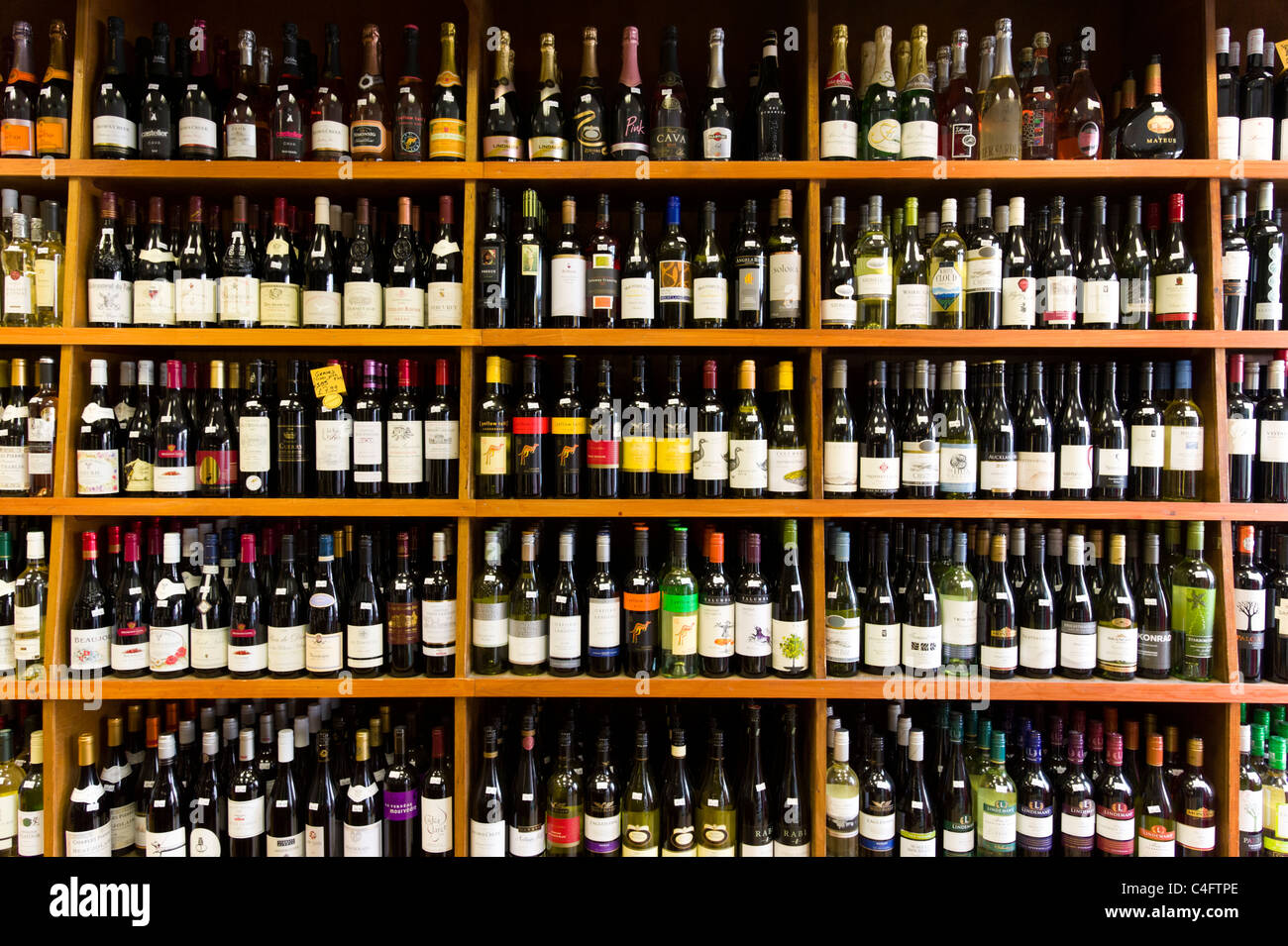 Des rangées de bouteilles de vin dans des indépendants d'off licence, London, UK Banque D'Images