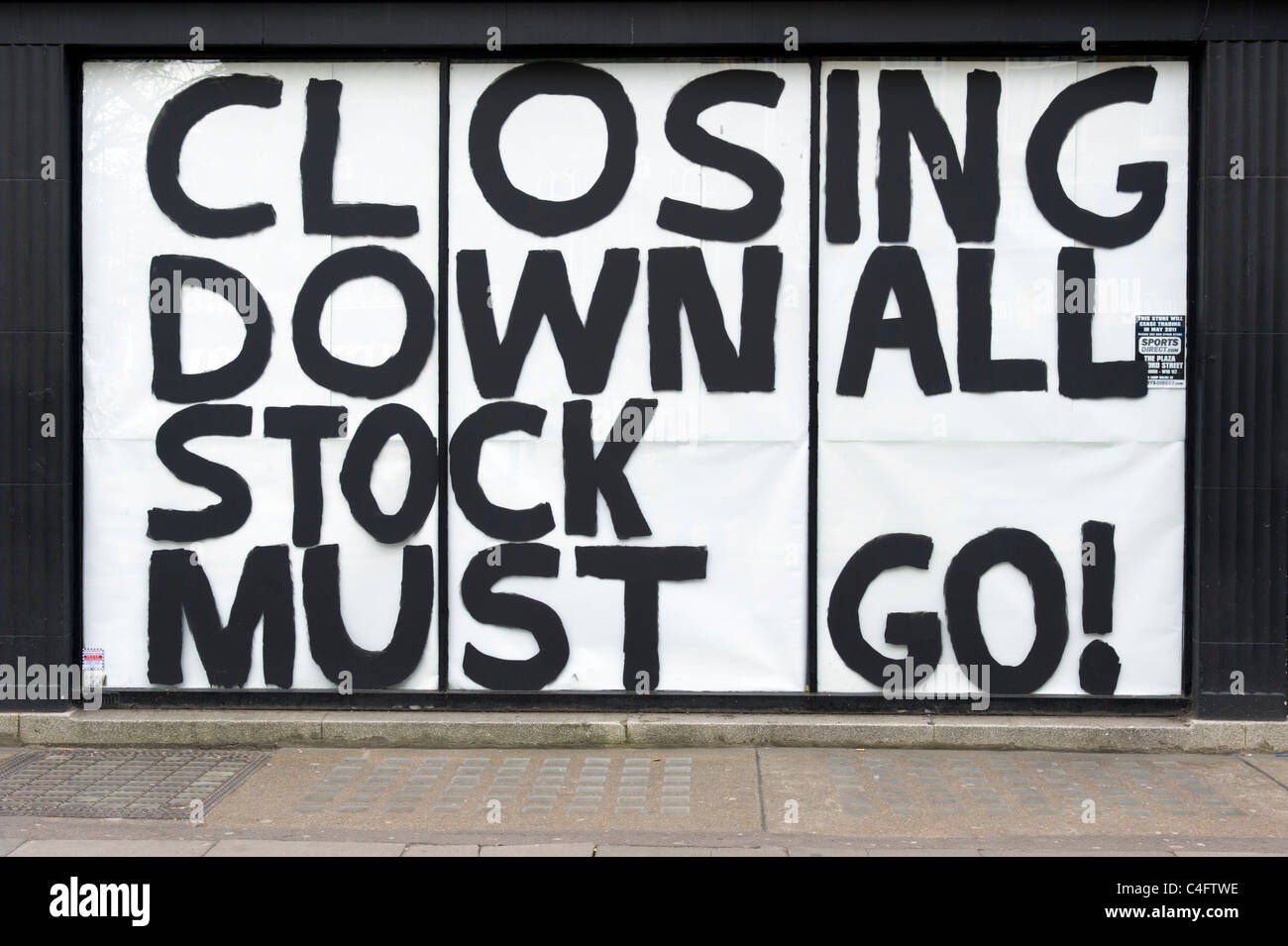 La fermeture de la vente tout le matériel doit aller signer sur boutique qui s'est retiré des affaires, London, UK Banque D'Images