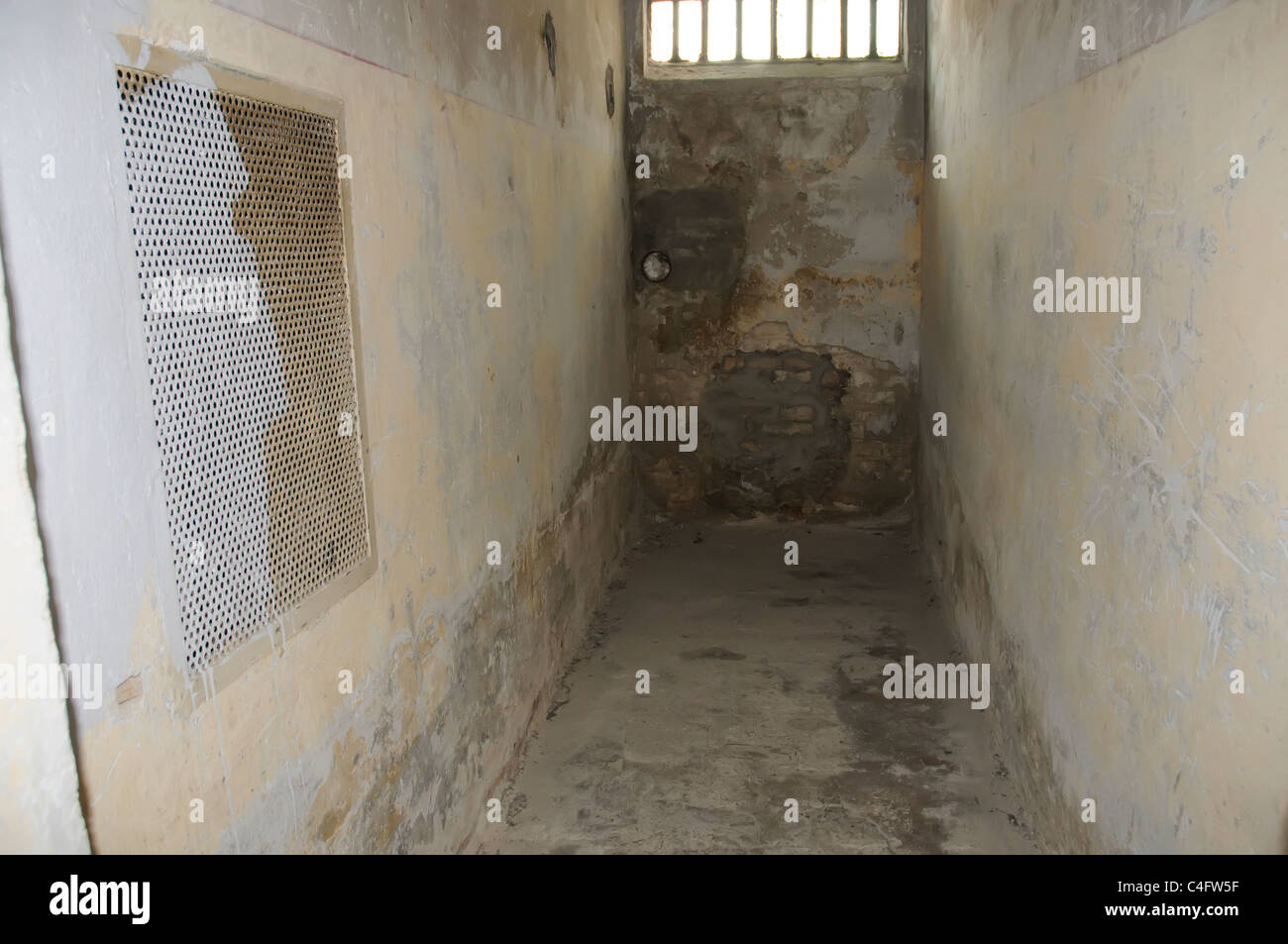 Une petite cellule de détention dans la prison de Hohenschonhausen dans l'Est de Berlin, Allemagne Banque D'Images