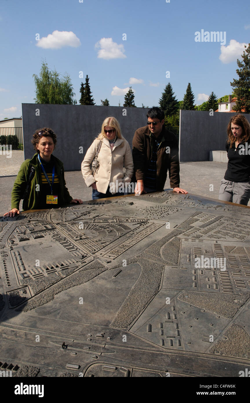 Un guide et des touristes et la maquette du camp de concentration de Sachsenhausen, près de Berlin, Allemagne Banque D'Images