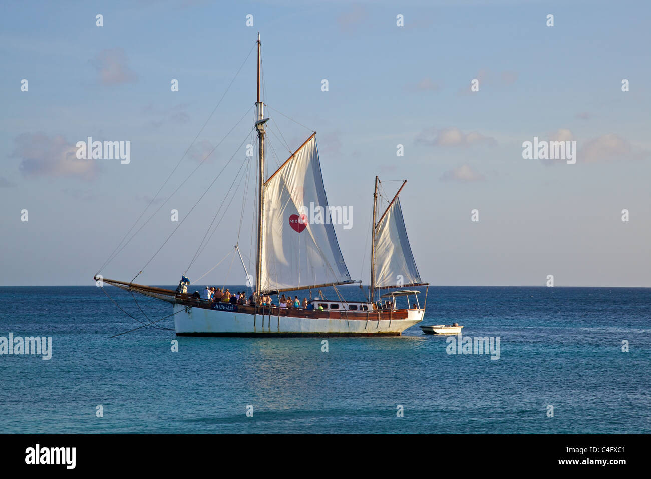 Voilier dans les eaux turquoises d'Aruba Banque D'Images