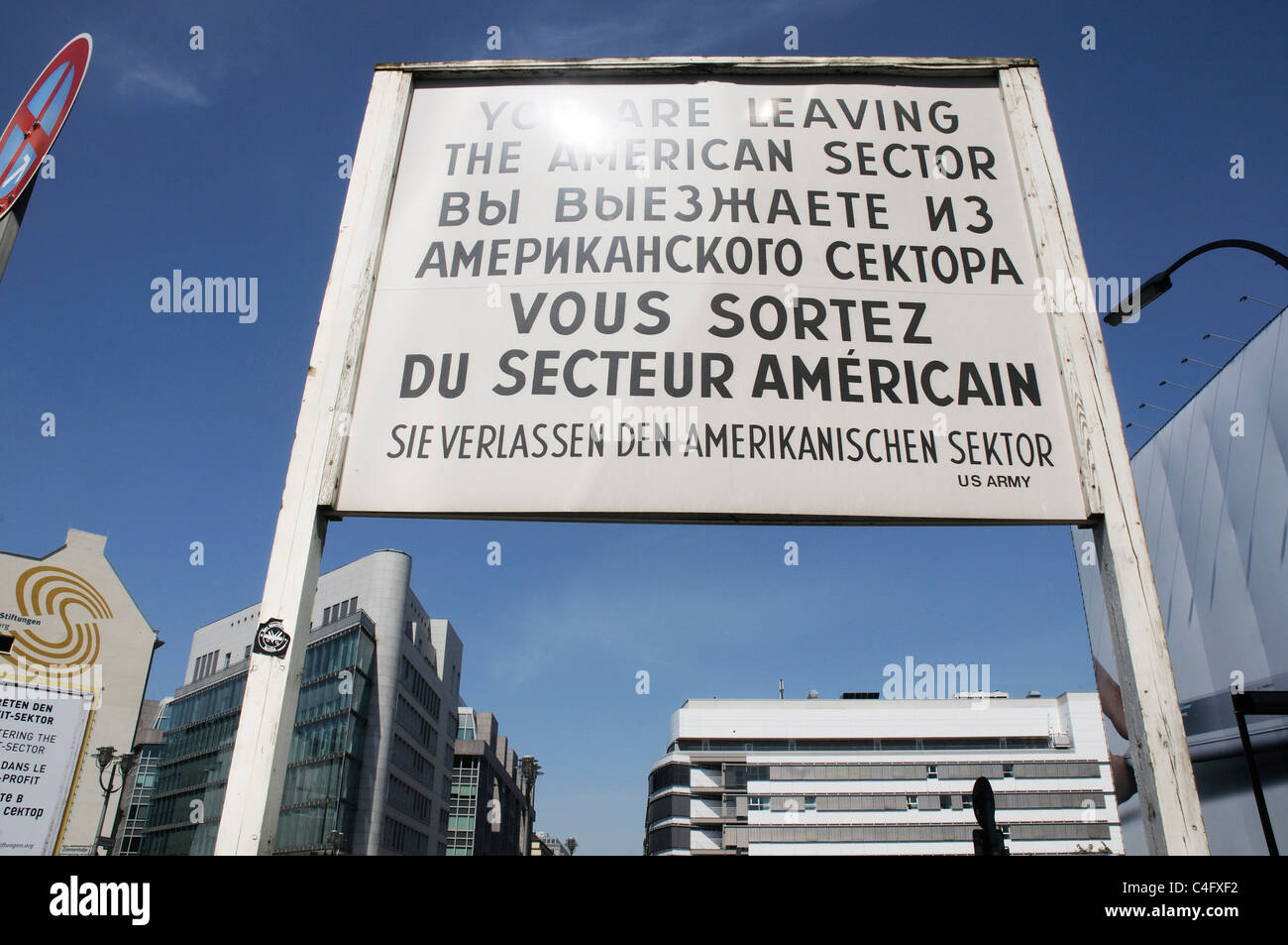Le panneau "vous quittez le secteur américain' à Checkpoint Charlie Banque D'Images