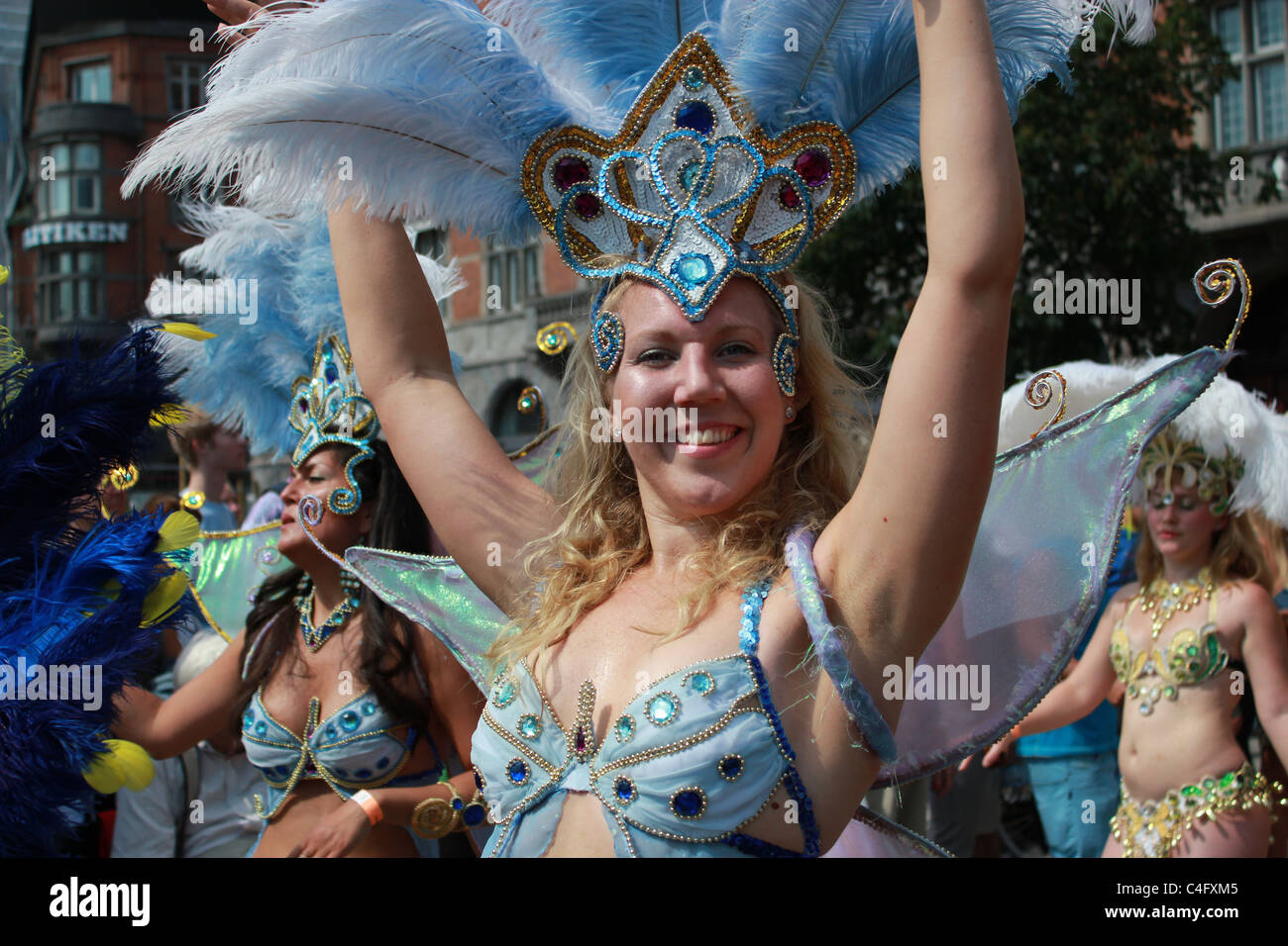 Samba blonde danseuse dans le carnaval de Copenhague de juin 2011. Banque D'Images