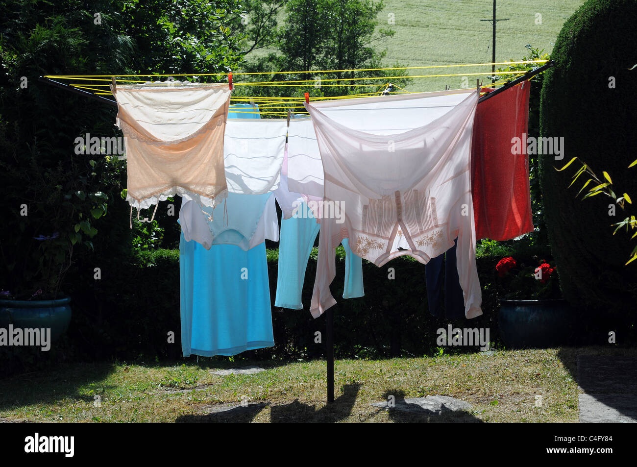 Les personnes âgées lave-séchage sur fil a linge Banque D'Images