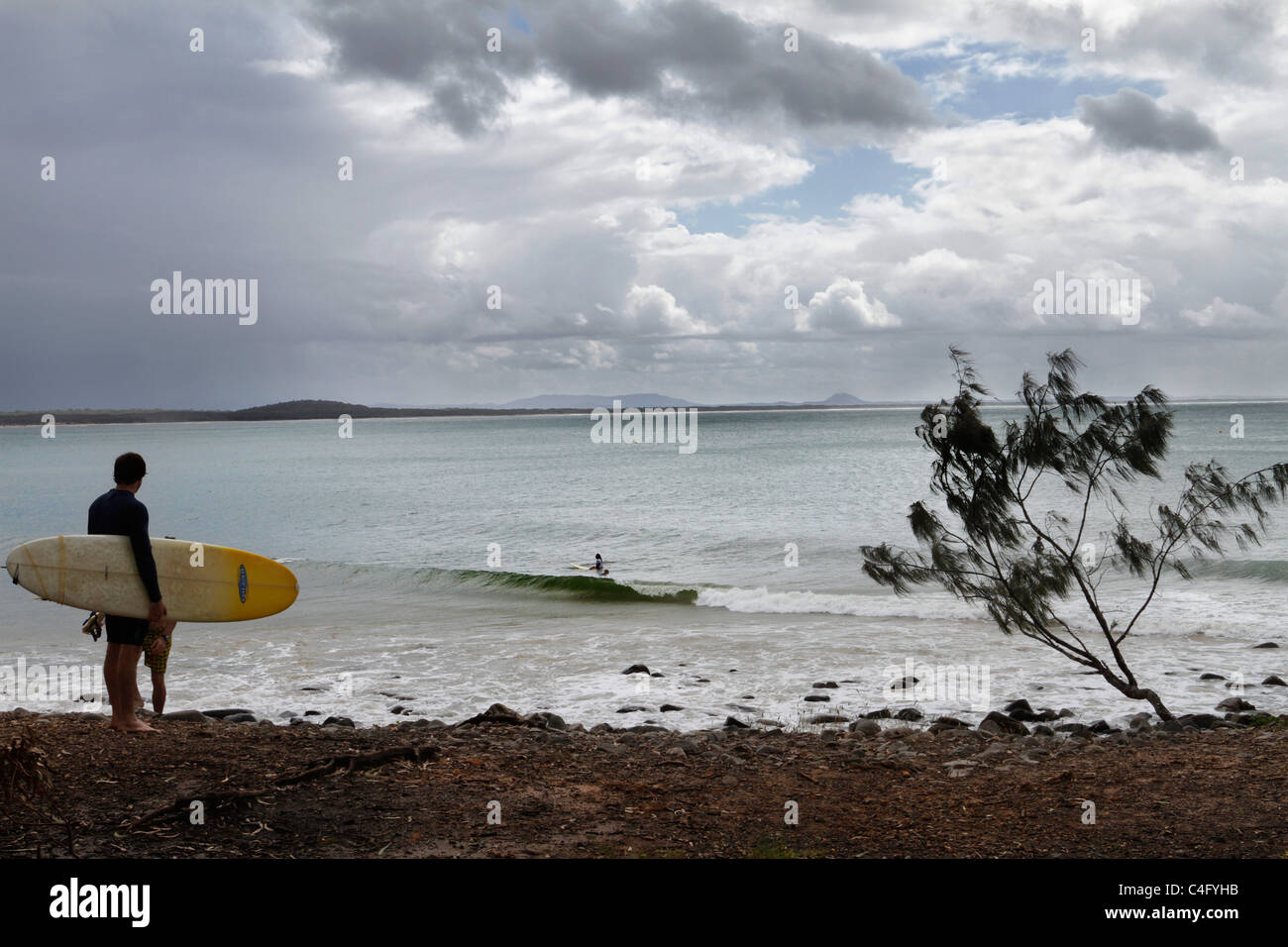 Surfer à Laguna Bay, Parc National de Noosa, Sunshine Coast, Queensland, Australie. Banque D'Images