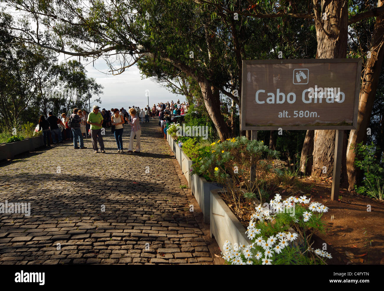 Les touristes à Cabo Girao, Madère, à 580m de la deuxième plus haute falaise dans l'UE. Banque D'Images