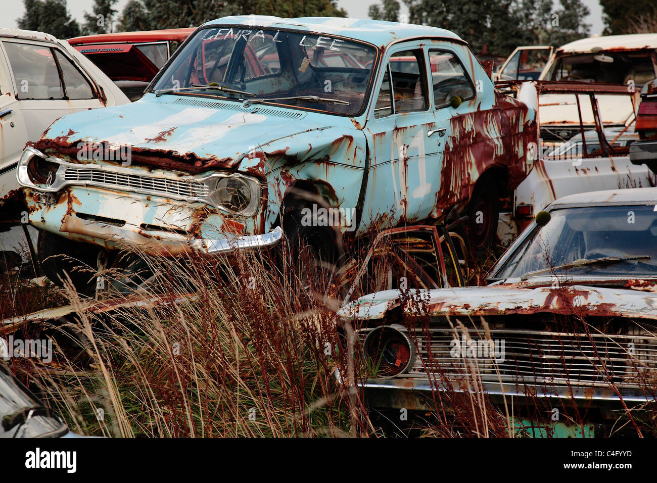 Une vieille voiture rouillée dans un parc à ferrailles à Invercargill, Nouvelle Zélande Banque D'Images