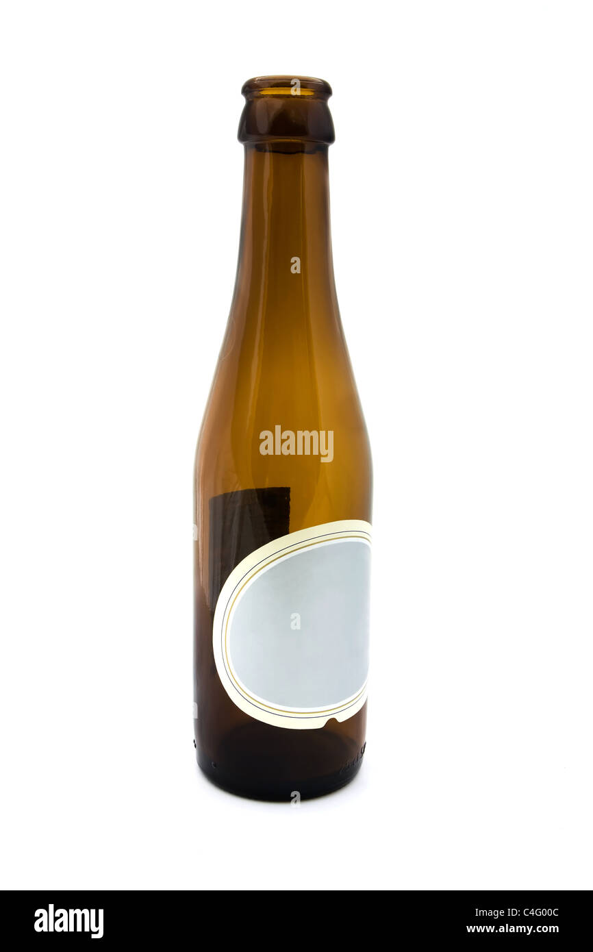 Vide bouteille brune avec une étiquette vierge sur fond blanc Banque D'Images