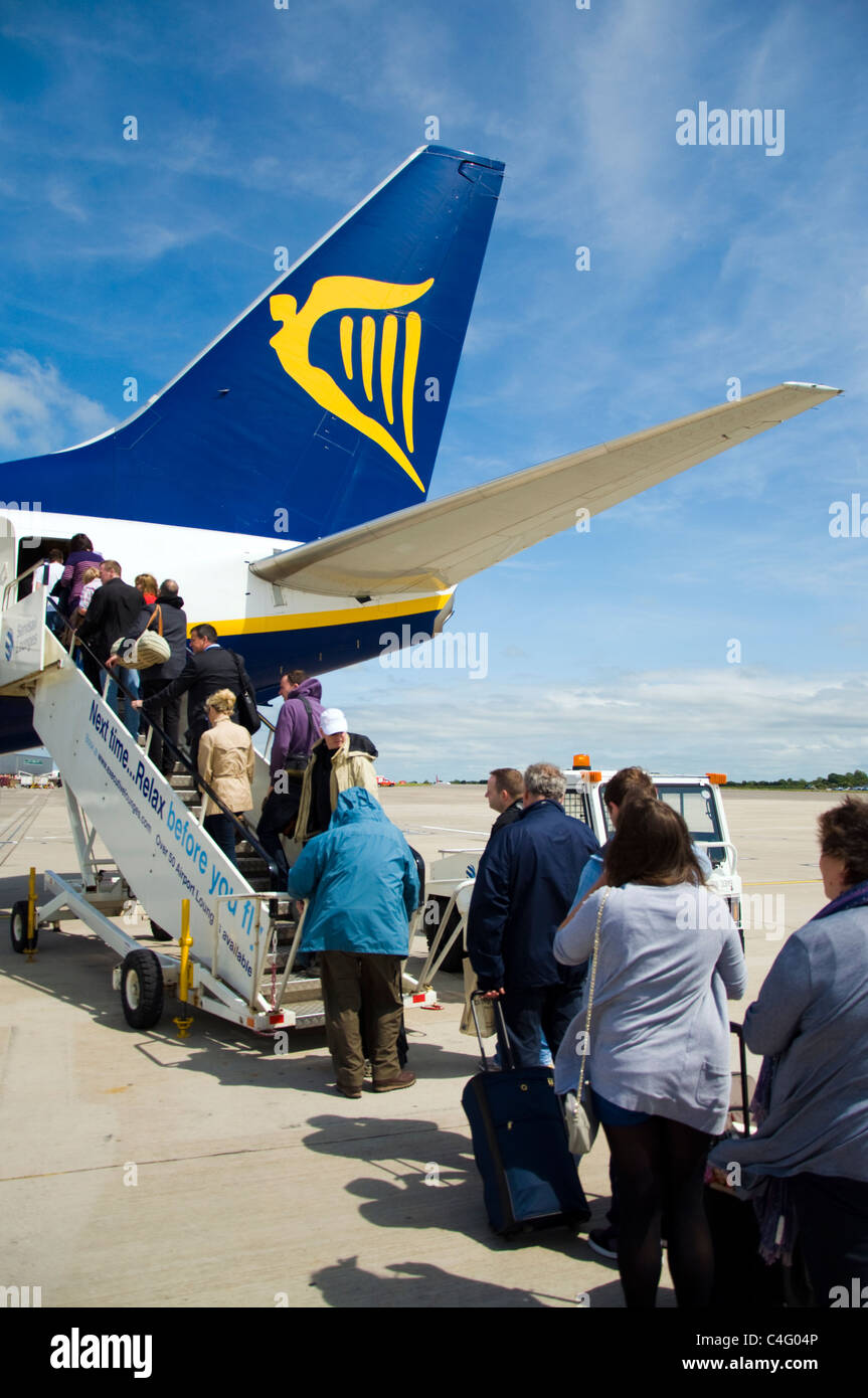 Les passagers d'un avion de Ryanair Banque D'Images