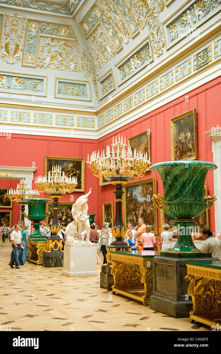 Russie Saint-Pétersbourg Musée de l'Ermitage le Palais d'hiver salon italien 17e & 18e siècle dominé par l'art de la culture des urnes malachite Banque D'Images