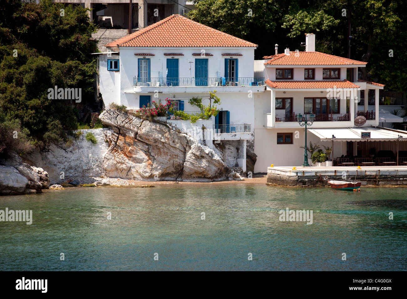 Appartements de vacances sur le vieux port Skiathos Town sur l'île de Skiathos, Sporades du Nord, Grèce Banque D'Images