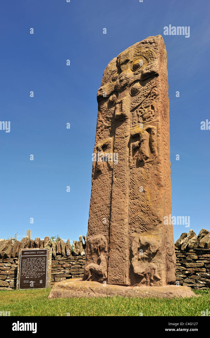 Aberlemno Pierre Picte. La grande pierre l'une des trois pierres Pictes 8e siècle sur le côté de la B à Aberlemno, Angus9134 Banque D'Images