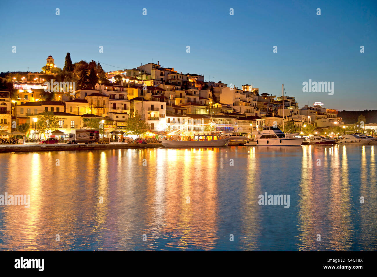 Townduring ville Skiathos l'heure bleue sur l'île de Skiathos, Sporades du Nord, Grèce Banque D'Images