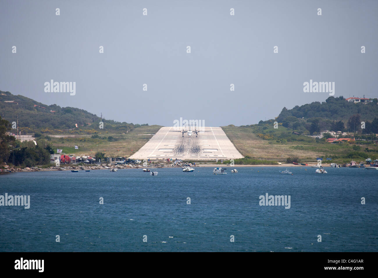 Avion sur la piste à proximité de la côte, l'île de Skiathos, Sporades du Nord, Grèce Banque D'Images