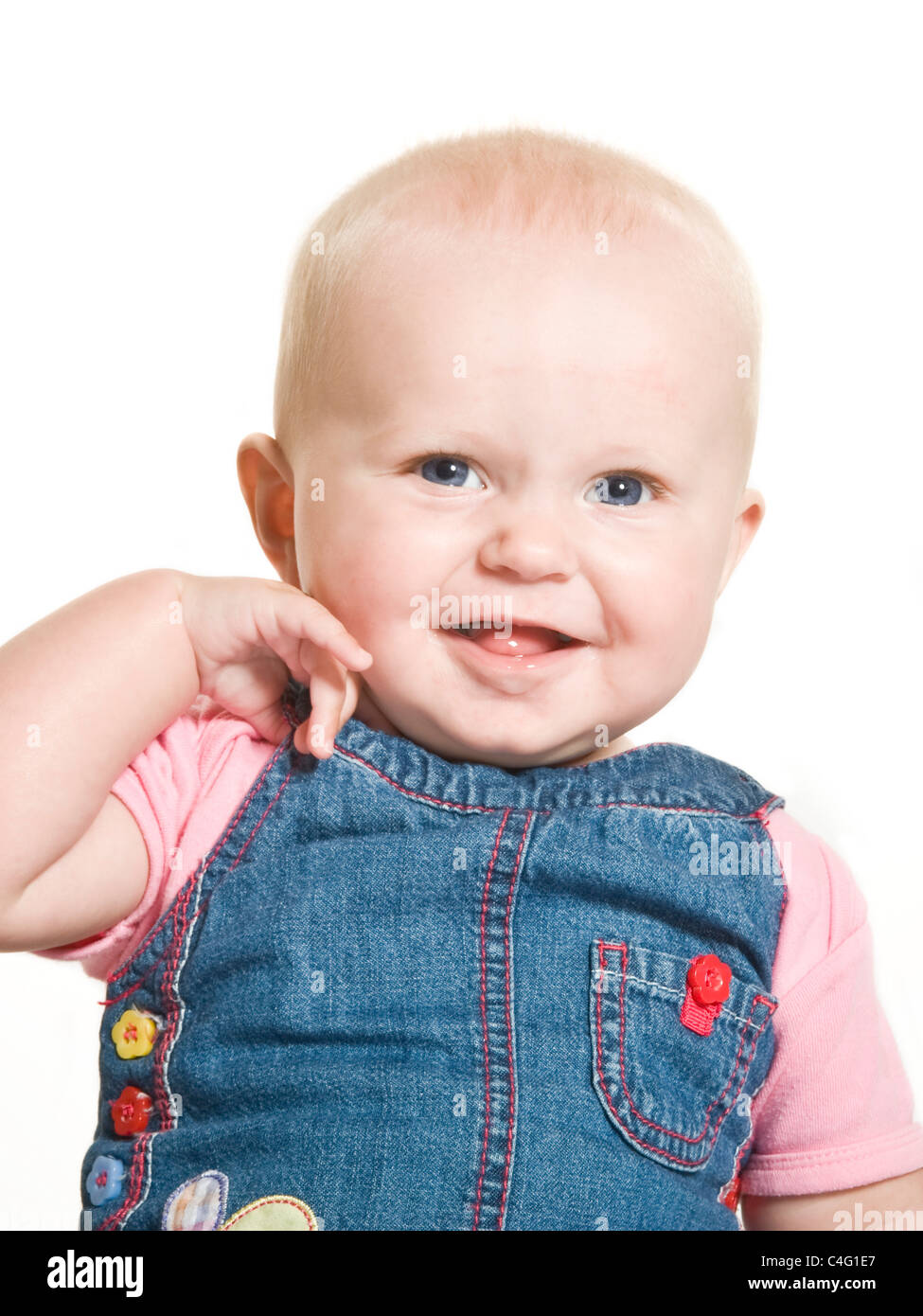 Un Mignon Bebe De 1 An Fille Aux Yeux Bleu Denim Et Porter Contre Un Sourire Rose Blanc Pur 255 Contexte Photo Stock Alamy