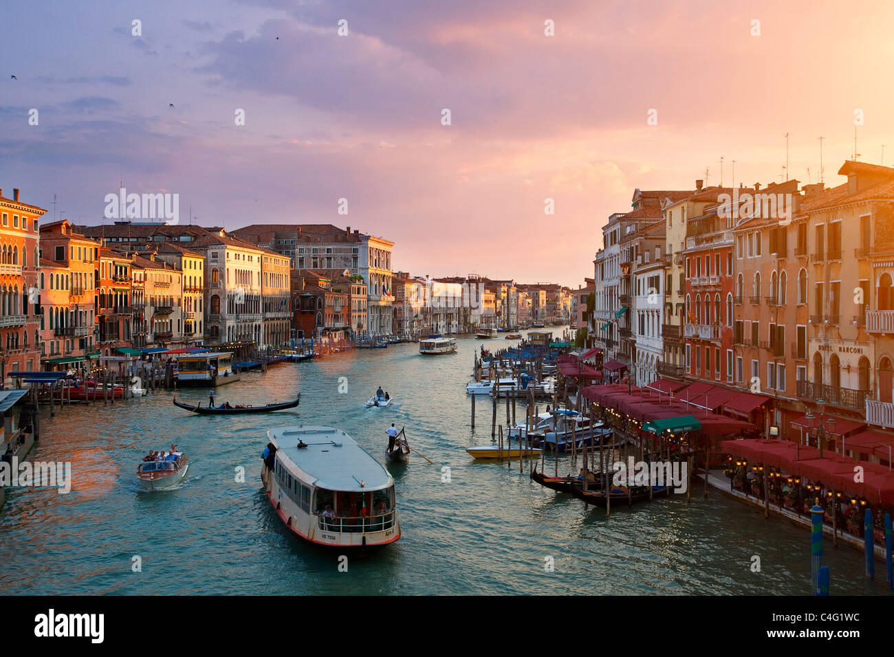 Vue sur le Grand Canal, Venise Pont du Rialto au coucher du soleil Banque D'Images