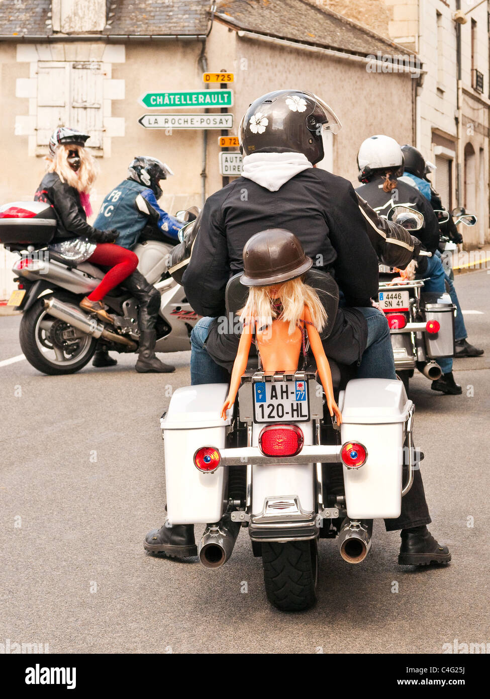 Poupée Barbie nue à l'arrière de la moto Harley-Davidson - France Photo  Stock - Alamy