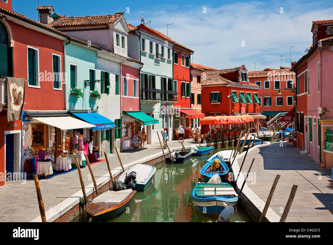 Venise, Burano, bateaux colorés et des maisons du canal doublure Banque D'Images