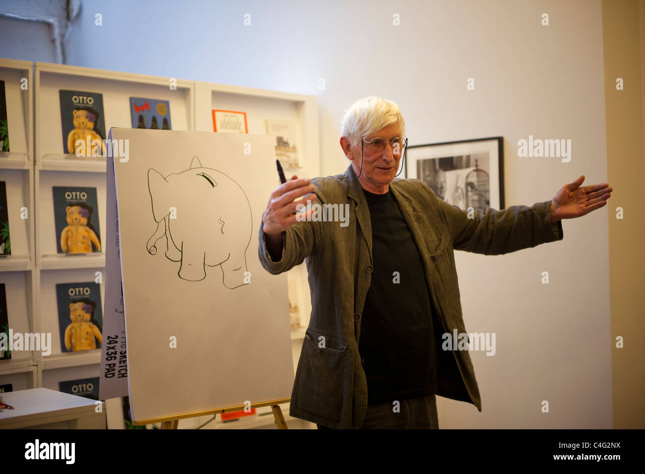 Tomi Ungerer, auteur de livre pour enfants parle à fans, enfants et adultes, dans le quartier de Soho à New York Banque D'Images