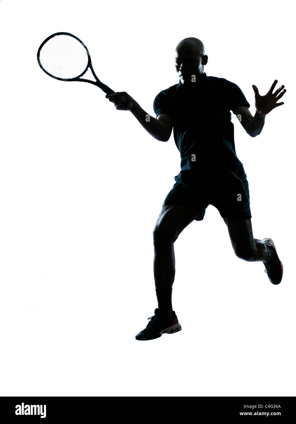 L'Afrique de l'homme afro-américain à jouer au tennis player forehand sur studio isolé sur fond blanc Banque D'Images