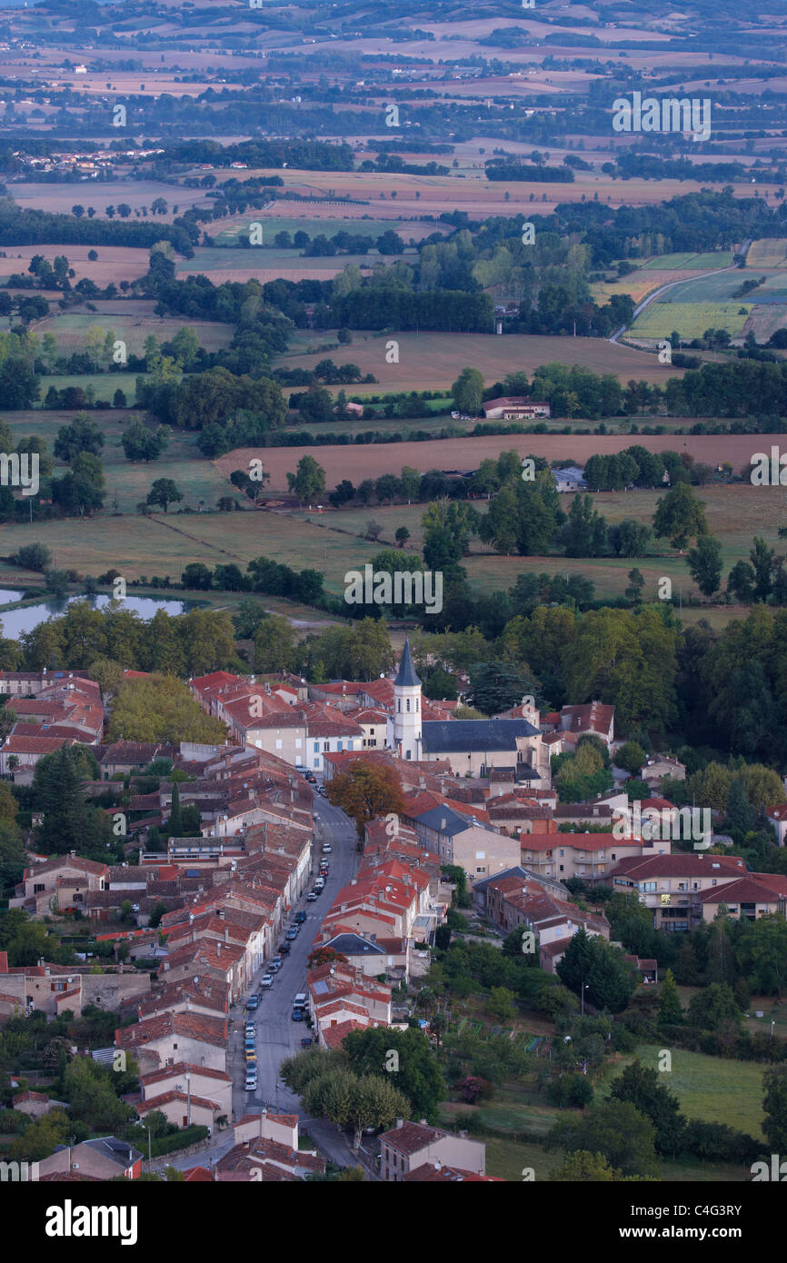 Le village de Dourne avec le matériel roulant au-delà de la campagne du Lauragais, Tarn, Midi Pyrénées, Languedoc, France Banque D'Images