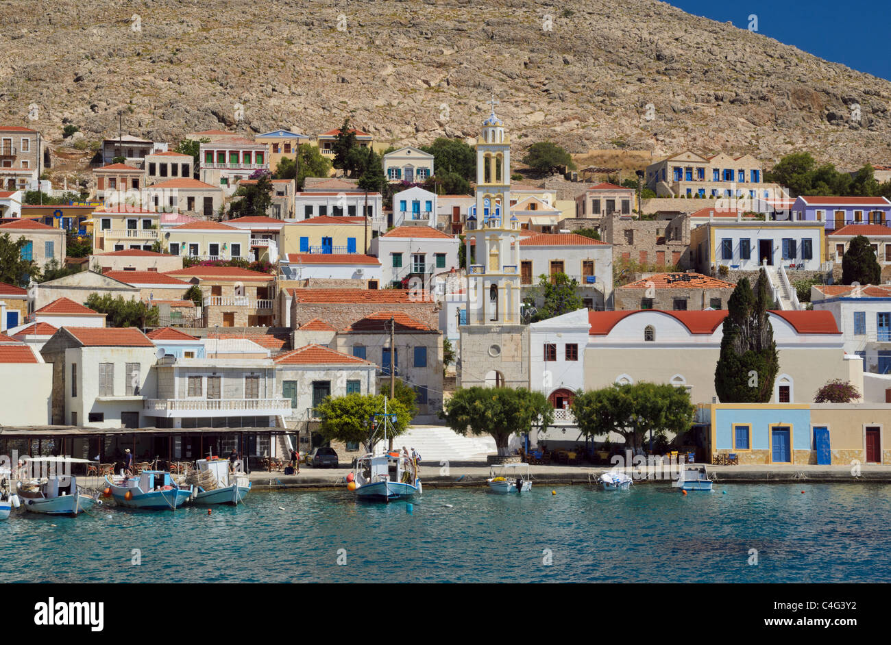 Ville portuaire de l'île de Halki Emborios, Grèce Banque D'Images