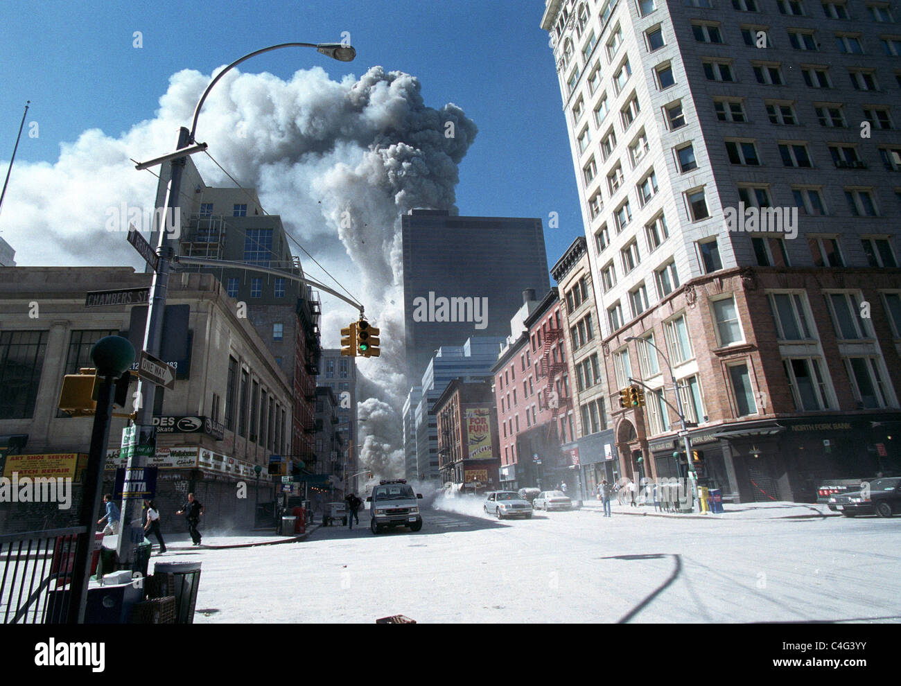 World Trade Center fire/ le terrorisme le 11 septembre 2001. Une tour s'effondre. (© Richard B. Levine) Banque D'Images