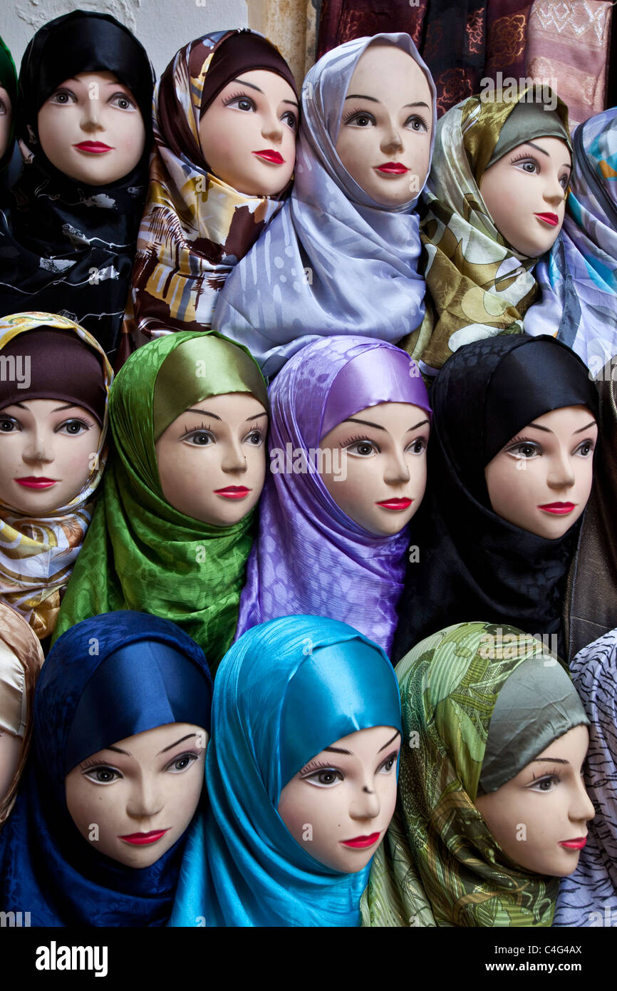 Foulard femme afficher dans une vitrine, la Medina, FES, Maroc Photo Stock  - Alamy
