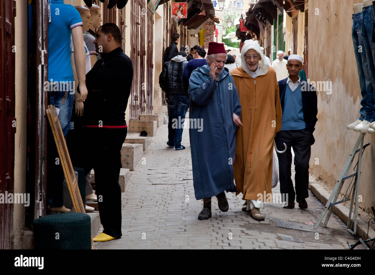 Les hommes âgés discutent dans la rue, la Medina, FES, Maroc Banque D'Images