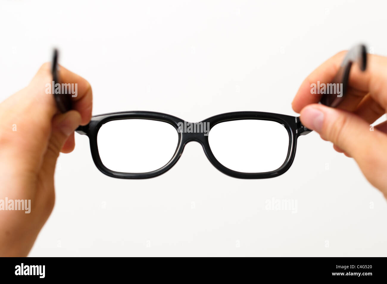Mettre des lunettes noires Photo Stock - Alamy