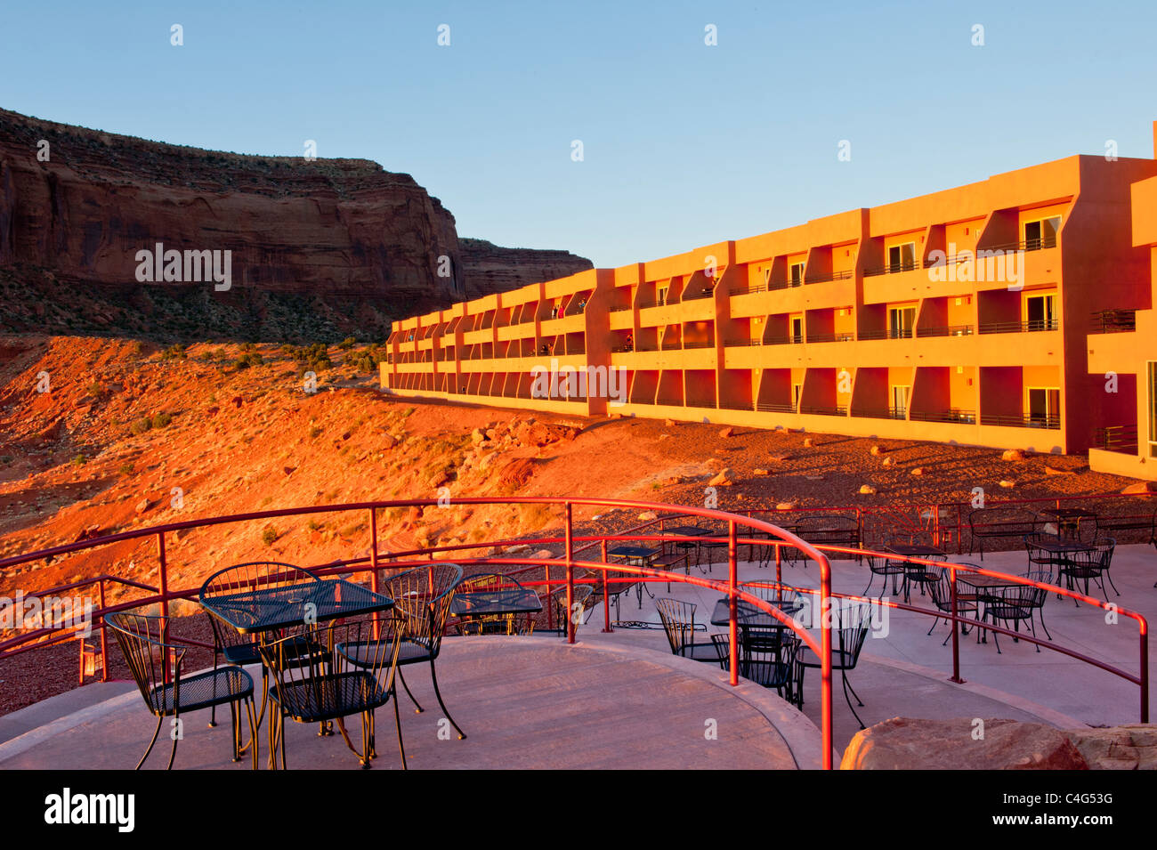 Le point de vue Hôtel Monument Valley Arizona USA au lever du soleil. Le seul hôtel dans le parc tribal et géré par la Nation Navajo Banque D'Images