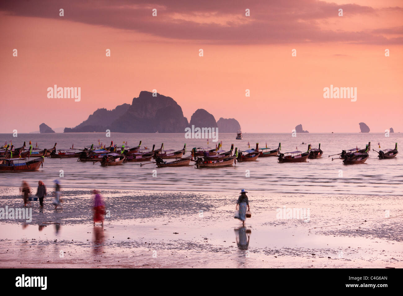 La plage de Ao Nang au crépuscule, nr Krabi, Thaïlande Banque D'Images