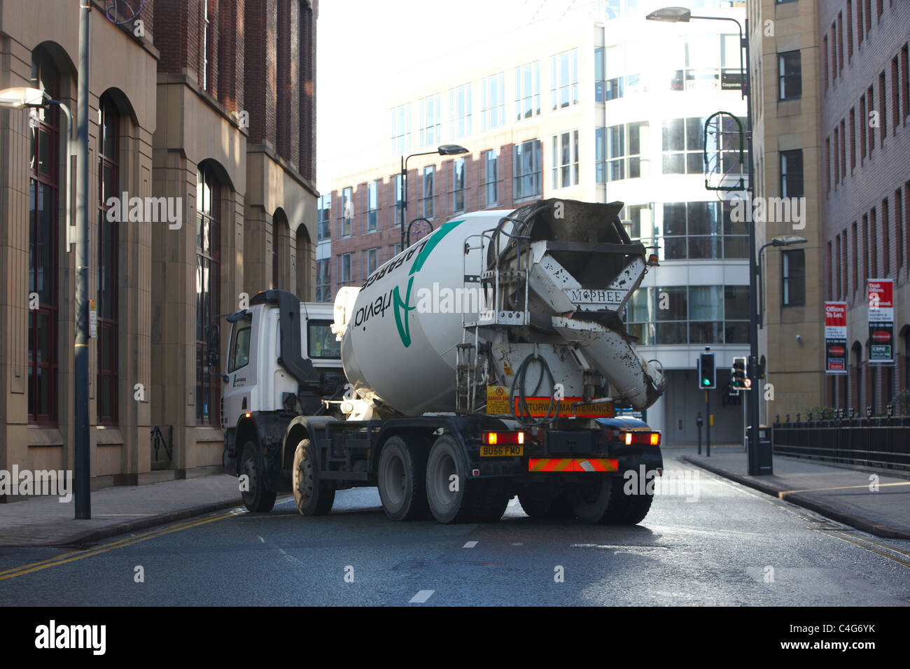 Camion Ciment Lafarge a infirmé en centre-ville de Leeds Banque D'Images