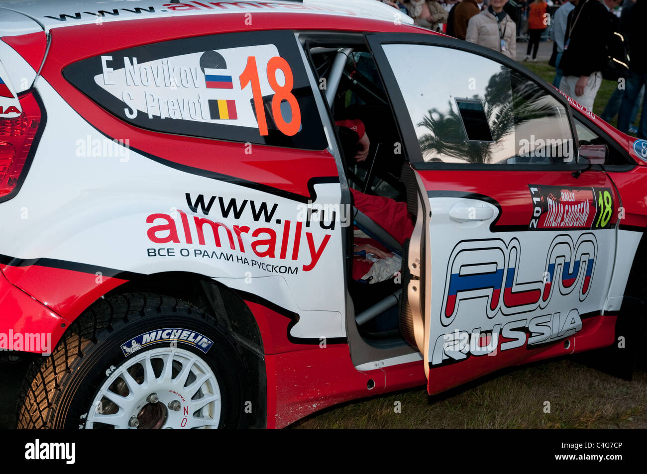 Olbia, Sardaigne, Italie : Ford Fiesta WRC du pilote russe Novikov avant le début de cérémonie Rally d'Italia Sardegna 2011 Banque D'Images