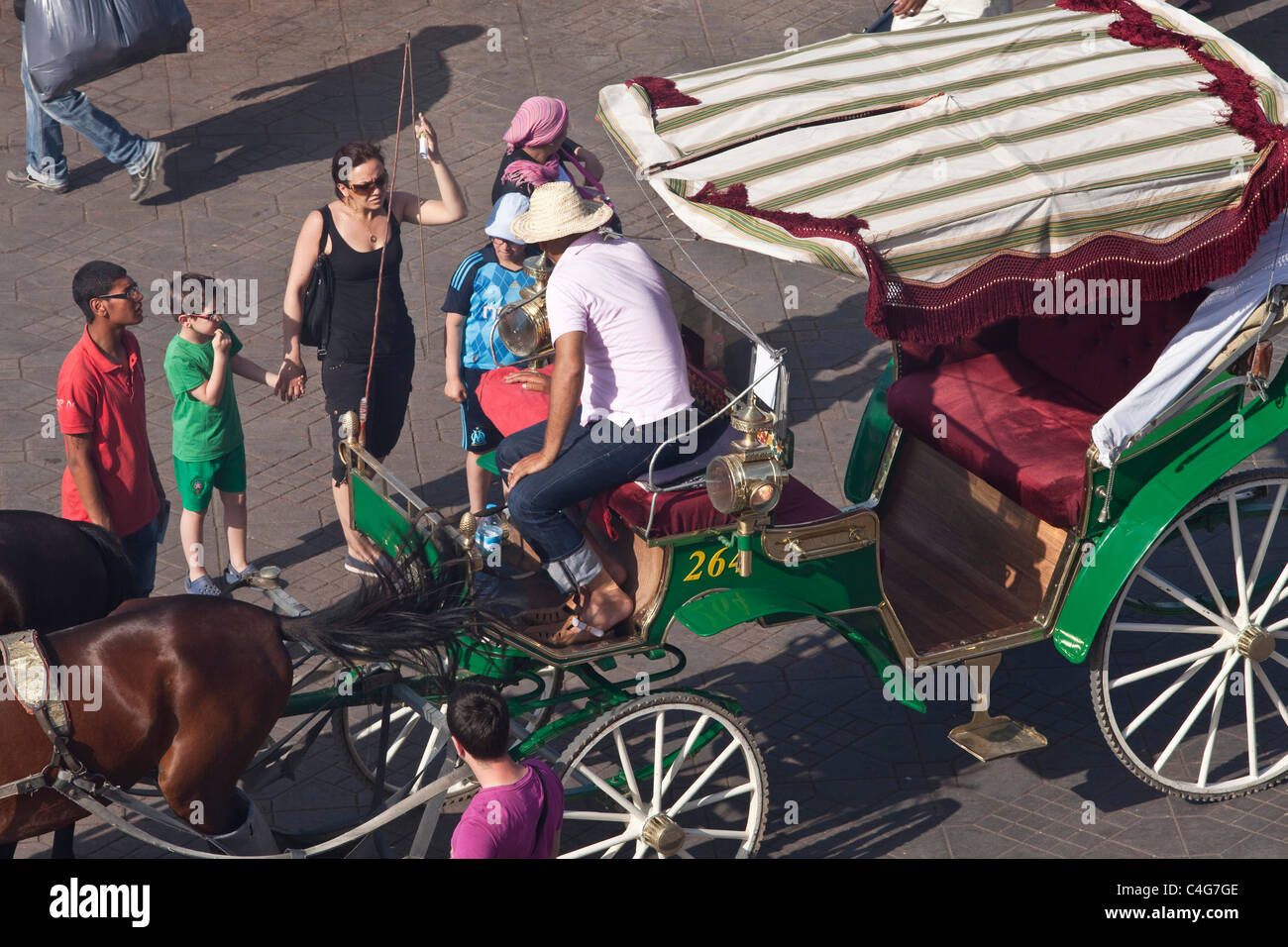 Cheval et sa voiture, Place Djemaa el Fna, Marrakech, Maroc Banque D'Images