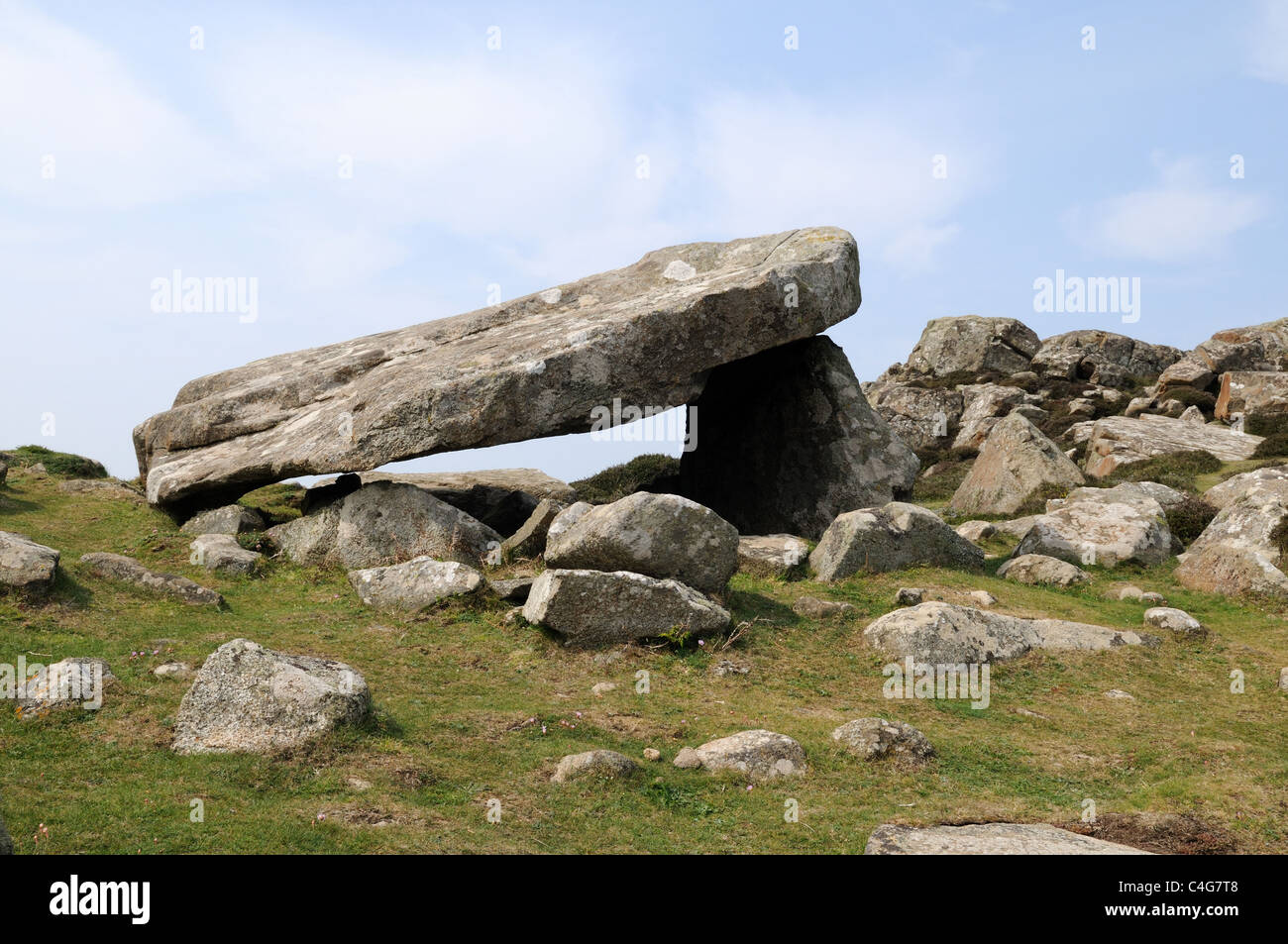 Coetan Arthur chambre funéraire Néolithique au-dessus des falaises de St Davids Pembrokeshire Wales Cymru tête UK GO Banque D'Images